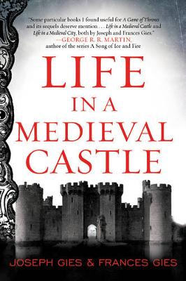 Life in a Medieval Castle - Medieval Life (Paperback)