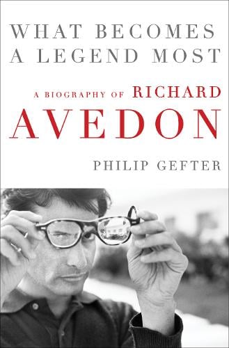 What Becomes a Legend Most: A Biography of Richard Avedon (Hardback)
