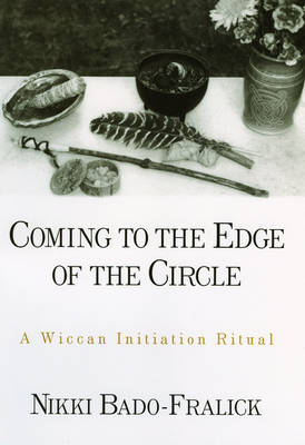 Coming to the Edge of the Circle: A Wiccan Initiation Ritual - An American Academy of Religion Book (Hardback)