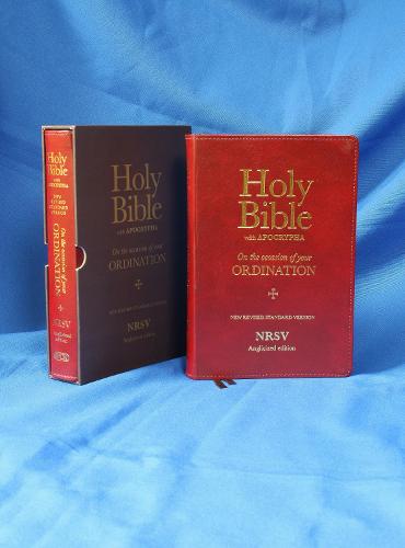 Holy Bible New Standard Revised Version: On the Occasion of Your Ordination (Leather / fine binding)