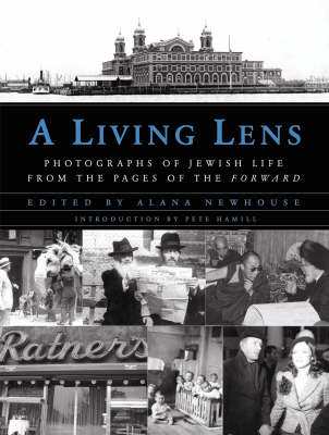 A Living Lens: Photographs of Jewish Life from the Pages of the Forward (Hardback)