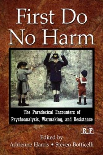 First Do No Harm: The Paradoxical Encounters of Psychoanalysis, Warmaking, and Resistance - Relational Perspectives Book Series (Paperback)