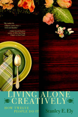 Living Alone Creatively: How Twelve People Do It (Paperback)