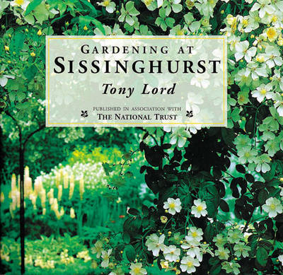 Gardening at Sissinghurst (Hardback)