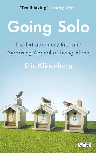 Going Solo: The Extraordinary Rise and Surprising Appeal of Living Alone (Hardback)