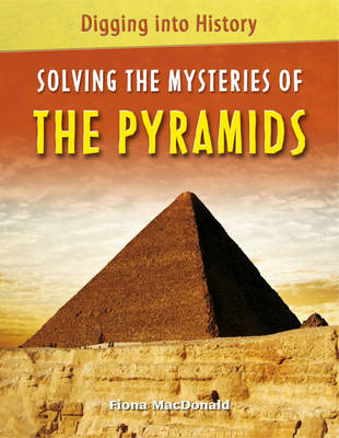 Solving the Mysteries of the Pyramids - Digging into History 4 (Hardback)