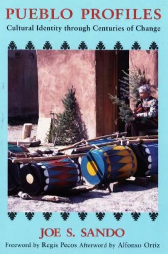 Pueblo Profiles: Cultural Identity Through Centuries of Change (Hardback)