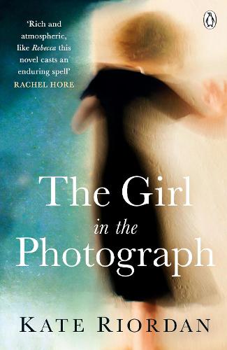 The Girl in the Photograph (Paperback)