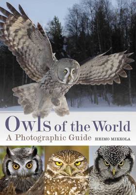 Owls of the World: A Photographic Guide - Helm Photographic Guides (Hardback)