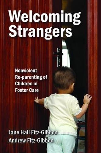 Welcoming Strangers: Nonviolent Re-Parenting of Children in Foster Care (Hardback)