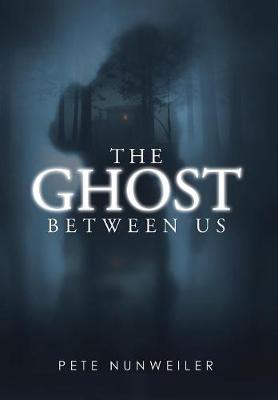 The Ghost Between Us: Unabridged - Ghost Between Us 1 (Hardback)
