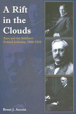 A Rift in the Clouds: Race and the Southern Federal Judiciary, 1900-1910 (Hardback)