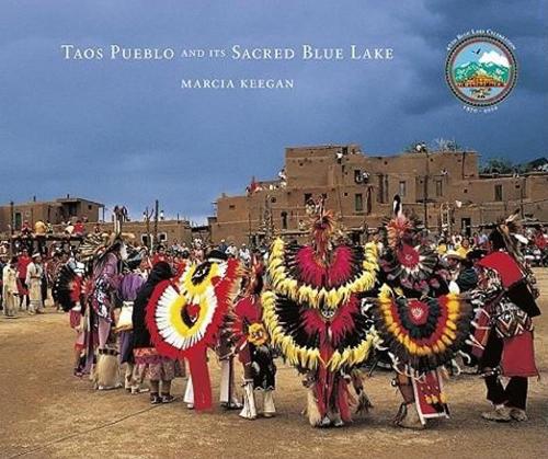 Taos Pueblo & Its Sacred Blue Lake (Hardback)