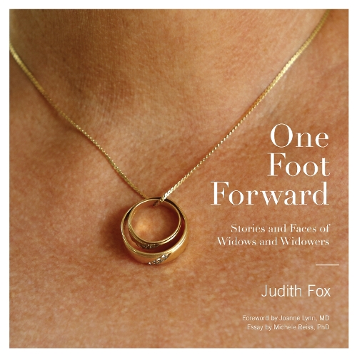 One Foot Forward: Stories and Faces of Widows and Widowers (Hardback)