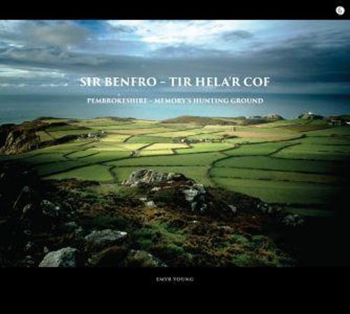 Sir Benfro - Tir Hela'r Cof (Paperback)