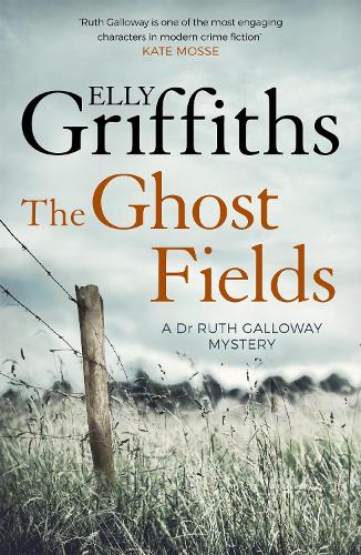 The Ghost Fields: The Dr Ruth Galloway Mysteries 7 - The Dr Ruth Galloway Mysteries (Paperback)