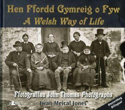 Hen Ffordd Gymreig o Fyw / A Welsh Way of Life Ffotograffau John Thomas Photographs (Paperback)