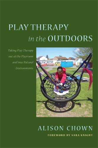 Play Therapy in the Outdoors: Taking Play Therapy out of the Playroom and into Natural Environments (Paperback)
