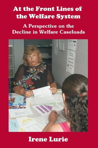 At the Front Lines of the Welfare System: A Perspective on the Decline in Welfare Caseloads - Rockefeller Institute Press (Paperback)