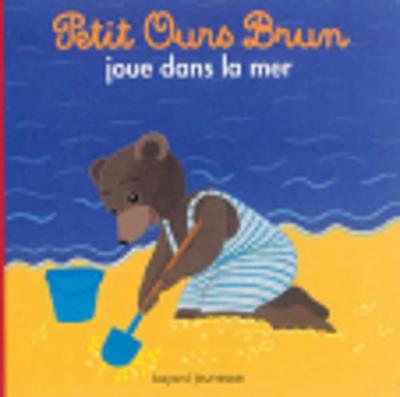 Petit Ours Brun: Petit Ours Brun joue dans la mer (Paperback)