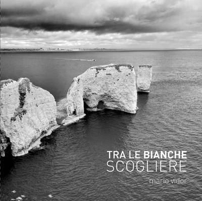 Between the White Cliffs (Hardback)