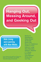 Hanging Out, Messing Around, and Geeking Out: Kids Living and Learning with New Media - The John D. and Catherine T. MacArthur Foundation Series on Digital Media and Learning (Paperback)