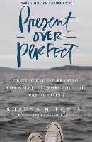 Present Over Perfect: Leaving Behind Frantic for a Simpler, More Soulful Way of Living (Hardback)