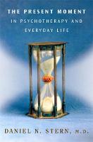 The Present Moment in Psychotherapy and Everyday Life - Norton Series on Interpersonal Neurobiology (Hardback)
