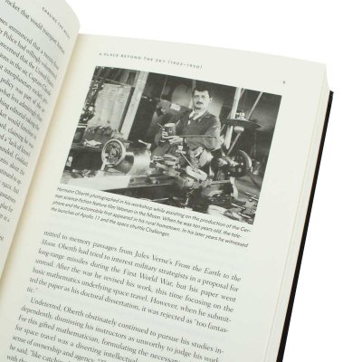 Chasing the Moon: The Story of the Space Race - from Arthur C. Clarke to the Apollo Landings (Hardback)