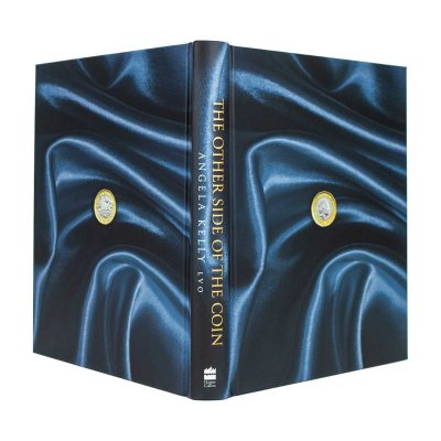 The Other Side of the Coin: The Queen, the Dresser and the Wardrobe (Hardback)