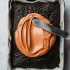 One Tin Bakes: Sweet and simple traybakes, pies, bars and buns - Edd Kimber Baking Titles (Hardback)