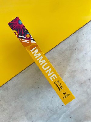 Immune: A gorgeously illustrated deep dive into the immune system (Hardback)