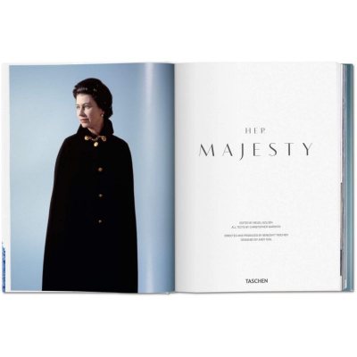Her Majesty. A Photographic History 1926–2022 (Hardback)
