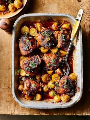 The Greatest Traybake Cookbook Ever (Hardback)